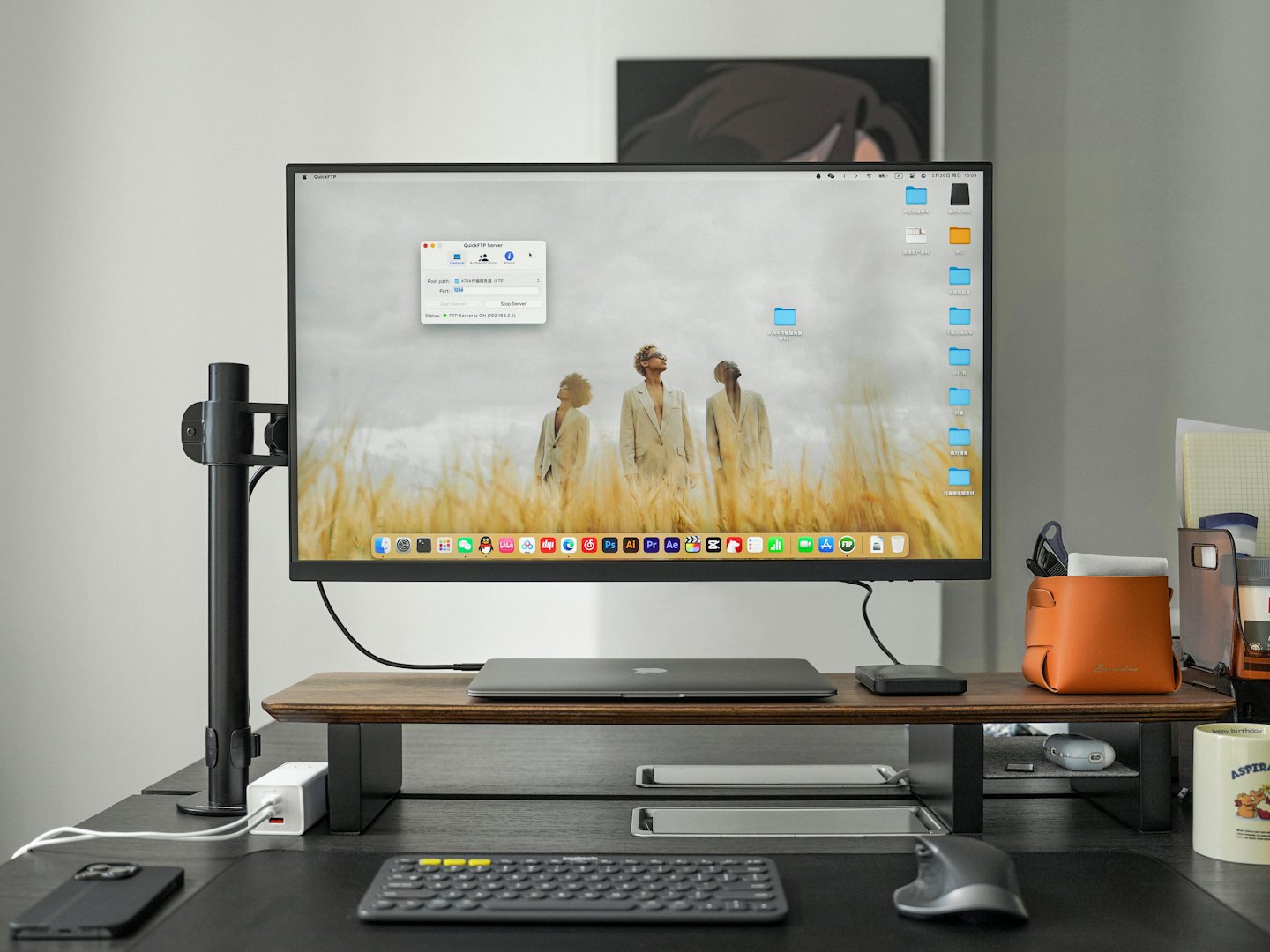 Nowoczesne biurko z monitorem, laptopem i skórzanym organizerem.