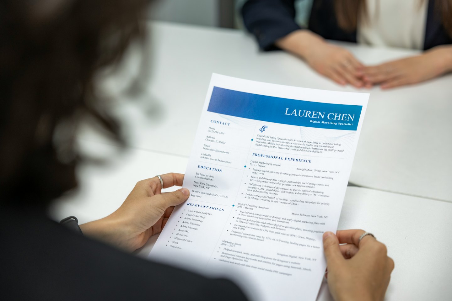 Specjalistka marketingu cyfrowego Lauren Chen przegląda swoje CV.